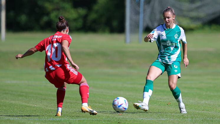 v.li.: Latoya Bach (1. FC Union Berlin, 10) und Michelle Weiß (SV Werder Bremen, 8) im Zweikampf, Duell, Dynamik, Aktion, Action, Spielszene, 21.08.2022, Elsdorf (Deutschland), Fussball, Testspiel Frauen, 1. FC Union Berlin - SV Werder Bremen