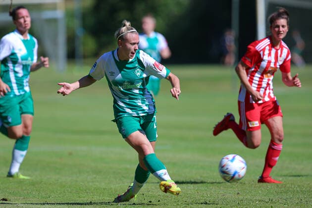 v.li.: Lena Triendl (SV Werder Bremen, 26) am Ball, Einzelbild, Ganzkörper, Aktion, Action, Spielszene, 21.08.2022, Elsdorf (Deutschland), Fussball, Testspiel Frauen, 1. FC Union Berlin - SV Werder Bremen