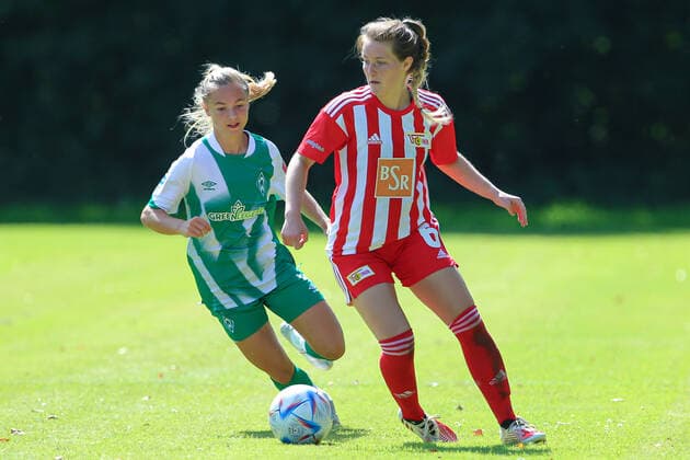 v.li.: Michelle Weiß (SV Werder Bremen, 8) und Lena Bucher (1. FC Union Berlin, 6) im Zweikampf, Duell, Dynamik, Aktion, Action, Spielszene, 21.08.2022, Elsdorf (Deutschland), Fussball, Testspiel Frauen, 1. FC Union Berlin - SV Werder Bremen