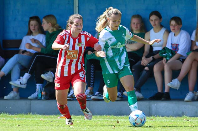 v.li.: Lena Bucher (1. FC Union Berlin, 6) und Michelle Weiß (SV Werder Bremen, 8) im Zweikampf, Duell, Dynamik, Aktion, Action, Spielszene, 21.08.2022, Elsdorf (Deutschland), Fussball, Testspiel Frauen, 1. FC Union Berlin - SV Werder Bremen