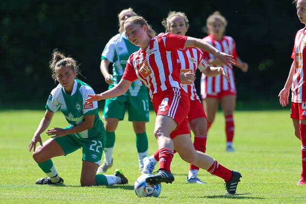 v.li.: Pauline Wimmer (1. FC Union Berlin, 19) am Ball, Einzelbild, Ganzkörper, Aktion, Action, Spielszene, 21.08.2022, Elsdorf (Deutschland), Fussball, Testspiel Frauen, 1. FC Union Berlin - SV Werder Bremen