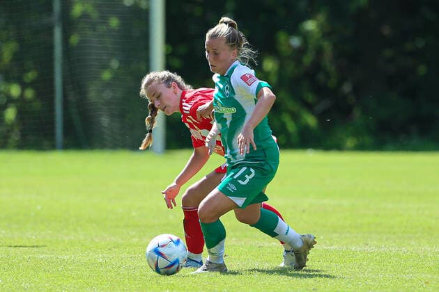 v.li.: Lisa Heiseler (1. FC Union Berlin, 7) und Ricarda Walkling (SV Werder Bremen, 13) im Zweikampf, Duell, Dynamik, Aktion, Action, Spielszene, 21.08.2022, Elsdorf (Deutschland), Fussball, Testspiel Frauen, 1. FC Union Berlin - SV Werder Bremen