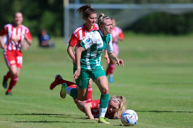 v.li.: Lena Triendl (SV Werder Bremen, 26) am Ball, Einzelbild, Ganzkörper, Aktion, Action, Spielszene, 21.08.2022, Elsdorf (Deutschland), Fussball, Testspiel Frauen, 1. FC Union Berlin - SV Werder Bremen