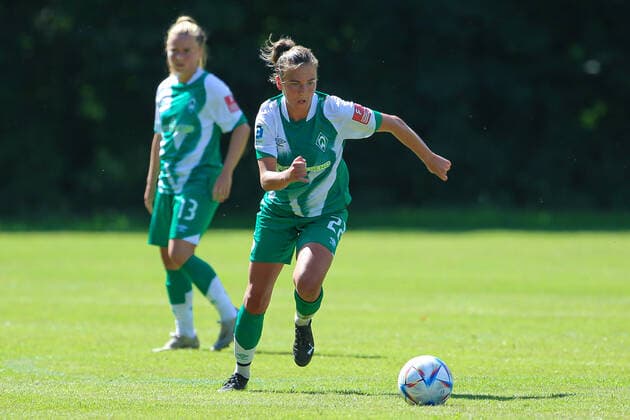 Rieke Dieckmann (SV Werder Bremen, 22) am Ball, Einzelbild, Ganzkörper, Aktion, Action, Spielszene, 21.08.2022, Elsdorf (Deutschland), Fussball, Testspiel Frauen, 1. FC Union Berlin - SV Werder Bremen