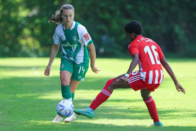 v.li.: Michaela Brandenburg (SV Werder Bremen, 14) und Naika Reissner (1. FC Union Berlin, 16) im Zweikampf, Duell, Dynamik, Aktion, Action, Spielszene, 21.08.2022, Elsdorf (Deutschland), Fussball, Testspiel Frauen, 1. FC Union Berlin - SV Werder Bremen