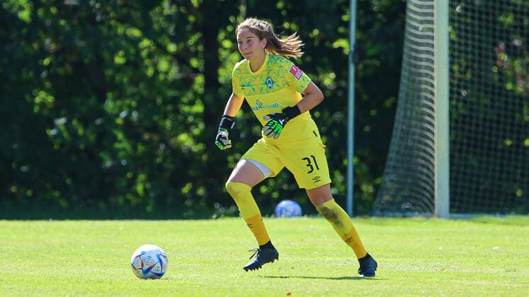 Hannah Etzold (Torhüterin, Torwart, SV Werder Bremen, 31) am Ball, Freisteller, Einzelbild, Ganzkörper, Aktion, Action, Spielszene, 21.08.2022, Elsdorf (Deutschland), Fussball, Testspiel Frauen, 1. FC Union Berlin - SV Werder Bremen