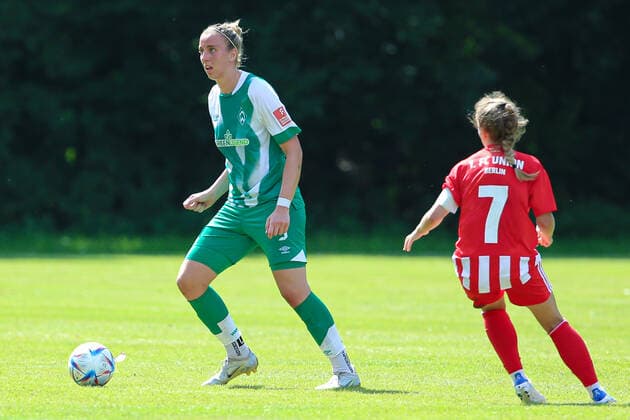 v.li.: Katharina Schiechtl (SV Werder Bremen, 9) am Ball, Einzelbild, Ganzkörper, Aktion, Action, Spielszene, 21.08.2022, Elsdorf (Deutschland), Fussball, Testspiel Frauen, 1. FC Union Berlin - SV Werder Bremen