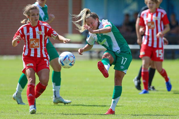 v.li.: Margarita Gidion (SV Werder Bremen, 17) am Ball, Einzelbild, Ganzkörper, Aktion, Action, Spielszene, 21.08.2022, Elsdorf (Deutschland), Fussball, Testspiel Frauen, 1. FC Union Berlin - SV Werder Bremen