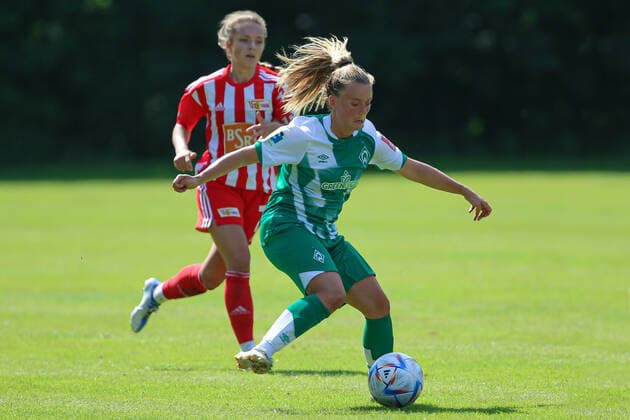 v.li.: Ricarda Walkling (SV Werder Bremen, 13) am Ball, Einzelbild, Ganzkörper, Aktion, Action, Spielszene, 21.08.2022, Elsdorf (Deutschland), Fussball, Testspiel Frauen, 1. FC Union Berlin - SV Werder Bremen