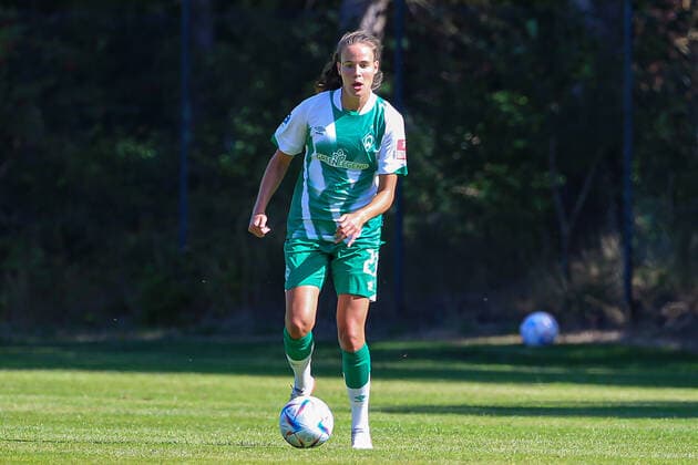 Hanna Nemeth (SV Werder Bremen, 23) am Ball, Freisteller, Einzelbild, Ganzkörper, Aktion, Action, Spielszene, 21.08.2022, Elsdorf (Deutschland), Fussball, Testspiel Frauen, 1. FC Union Berlin - SV Werder Bremen