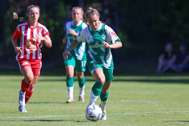 Michelle Weiß (SV Werder Bremen, 8) am Ball, Einzelbild, Ganzkörper, Aktion, Action, Spielszene, 21.08.2022, Elsdorf (Deutschland), Fussball, Testspiel Frauen, 1. FC Union Berlin - SV Werder Bremen