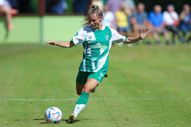Michelle Weiß (SV Werder Bremen, 8) am Ball, Freisteller, Einzelbild, Ganzkörper, Aktion, Action, Spielszene, 21.08.2022, Elsdorf (Deutschland), Fussball, Testspiel Frauen, 1. FC Union Berlin - SV Werder Bremen
