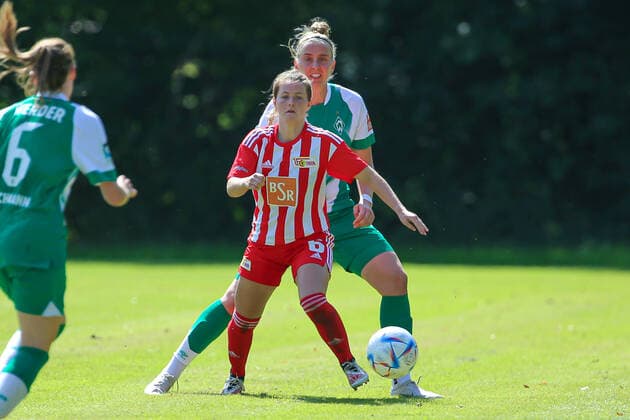 v.li.: Lena Bucher (1. FC Union Berlin, 6) und Katharina Schiechtl (SV Werder Bremen, 9) im Zweikampf, Duell, Dynamik, Aktion, Action, Spielszene, 21.08.2022, Elsdorf (Deutschland), Fussball, Testspiel Frauen, 1. FC Union Berlin - SV Werder Bremen