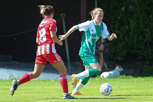 v.li.: Luise Wildner (1. FC Union Berlin, 23) und Reena Wichmann (SV Werder Bremen, 6) im Zweikampf, Duell, Dynamik, Aktion, Action, Spielszene, 21.08.2022, Elsdorf (Deutschland), Fussball, Testspiel Frauen, 1. FC Union Berlin - SV Werder Bremen