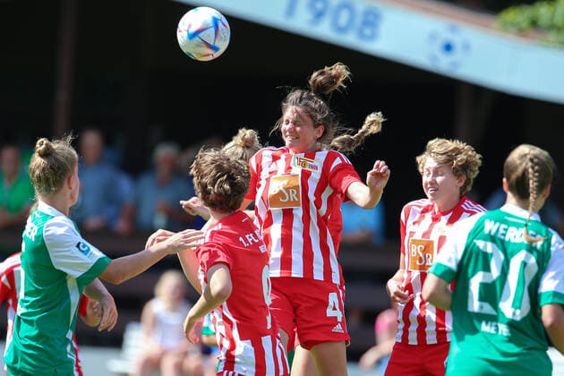 v.li.: Marie Becker (1. FC Union Berlin, 4) beim Kopfball, Aktion, Action, Spielszene, 21.08.2022, Elsdorf (Deutschland), Fussball, Testspiel Frauen, 1. FC Union Berlin - SV Werder Bremen