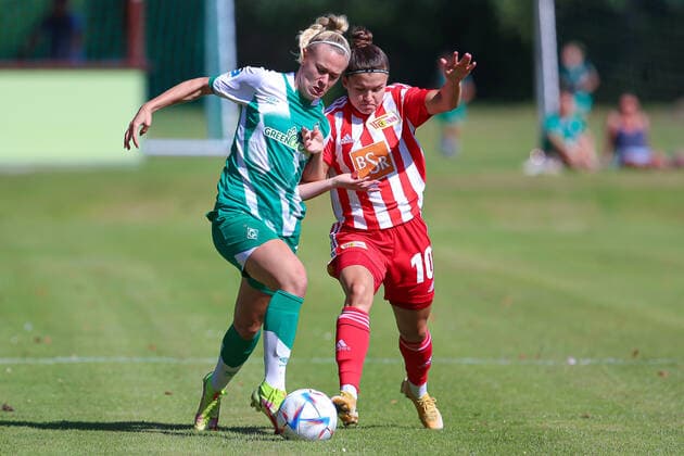 v.li.: Lena Triendl (SV Werder Bremen, 26) und Latoya Bach (1. FC Union Berlin, 10) im Zweikampf, Duell, Dynamik, Aktion, Action, Spielszene, 21.08.2022, Elsdorf (Deutschland), Fussball, Testspiel Frauen, 1. FC Union Berlin - SV Werder Bremen