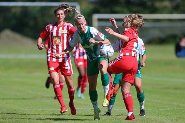 v.li.: Lena Triendl (SV Werder Bremen, 26) und Luca Scheel (1. FC Union Berlin, 5) im Zweikampf, Duell, Dynamik, Aktion, Action, Spielszene, 21.08.2022, Elsdorf (Deutschland), Fussball, Testspiel Frauen, 1. FC Union Berlin - SV Werder Bremen