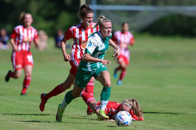 v.li.: Lena Triendl (SV Werder Bremen, 26) am Ball, Einzelbild, Ganzkörper, Aktion, Action, Spielszene, 21.08.2022, Elsdorf (Deutschland), Fussball, Testspiel Frauen, 1. FC Union Berlin - SV Werder Bremen