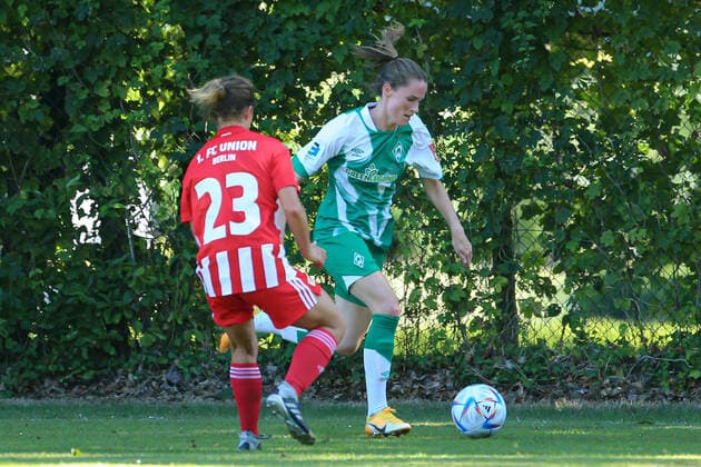 v.li.: Luise Wildner (1. FC Union Berlin, 23) und Reena Wichmann (SV Werder Bremen, 6) im Zweikampf, Duell, Dynamik, Aktion, Action, Spielszene, 21.08.2022, Elsdorf (Deutschland), Fussball, Testspiel Frauen, 1. FC Union Berlin - SV Werder Bremen