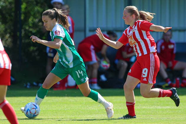 v.li.: Michaela Brandenburg (SV Werder Bremen, 14) und Pauline Wimmer (1. FC Union Berlin, 19) im Zweikampf, Duell, Dynamik, Aktion, Action, Spielszene, 21.08.2022, Elsdorf (Deutschland), Fussball, Testspiel Frauen, 1. FC Union Berlin - SV Werder Bremen