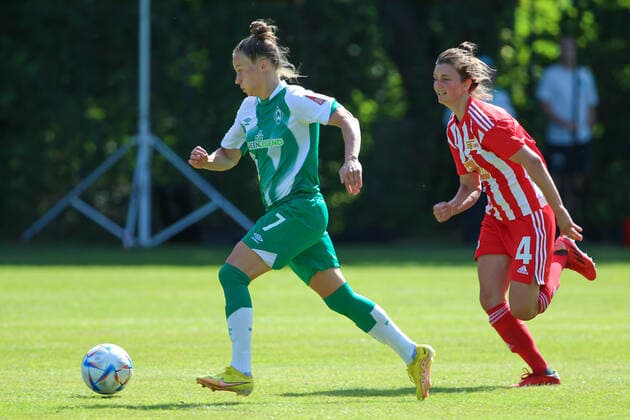 v.li.: Agata Tarczynska (SV Werder Bremen, 7) und Marie Becker (1. FC Union Berlin, 4) im Laufduell, Zweikampf, Duell, Dynamik, Aktion, Action, Spielszene, 21.08.2022, Elsdorf (Deutschland), Fussball, Testspiel Frauen, 1. FC Union Berlin - SV Werder Bremen