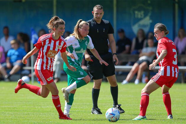 v.li.: Marie Becker (1. FC Union Berlin, 4), Ricarda Walkling (SV Werder Bremen, 13) und Pauline Gericke (1. FC Union Berlin, 3) im Zweikampf, Duell, Dynamik, Aktion, Action, Spielszene, 21.08.2022, Elsdorf (Deutschland), Fussball, Testspiel Frauen, 1. FC Union Berlin - SV Werder Bremen