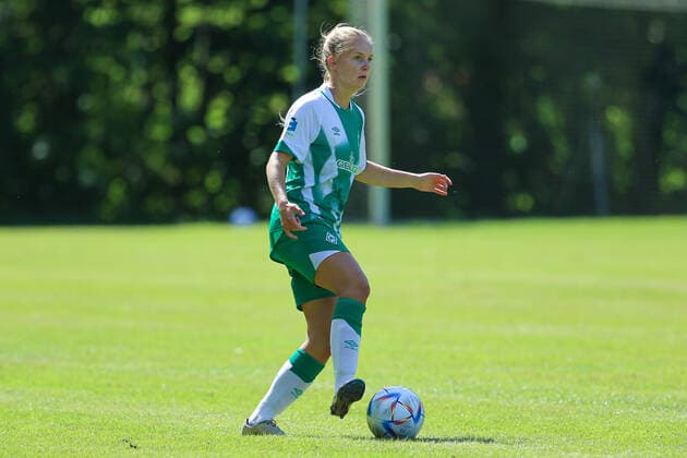 Eefje Bötjer (SV Werder Bremen, 24) am Ball, Freisteller, Einzelbild, Ganzkörper, Aktion, Action, Spielszene, 21.08.2022, Elsdorf (Deutschland), Fussball, Testspiel Frauen, 1. FC Union Berlin - SV Werder Bremen