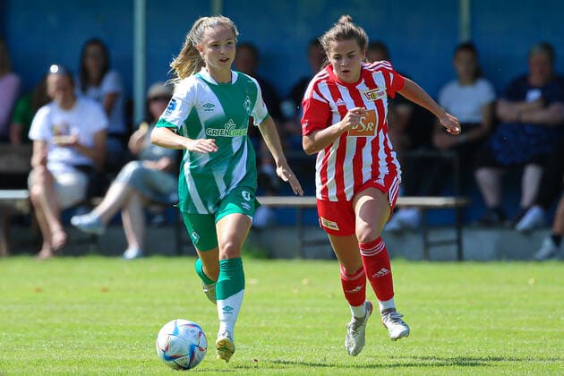 v.li.: Michelle Weiß (SV Werder Bremen, 8) und Elisa Spolaczyk (1. FC Union Berlin, 17) im Zweikampf, Duell, Dynamik, Aktion, Action, Spielszene, 21.08.2022, Elsdorf (Deutschland), Fussball, Testspiel Frauen, 1. FC Union Berlin - SV Werder Bremen