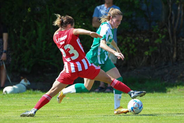v.li.: Luise Wildner (1. FC Union Berlin, 23) und Reena Wichmann (SV Werder Bremen, 6) im Zweikampf, Duell, Dynamik, Aktion, Action, Spielszene, 21.08.2022, Elsdorf (Deutschland), Fussball, Testspiel Frauen, 1. FC Union Berlin - SV Werder Bremen
