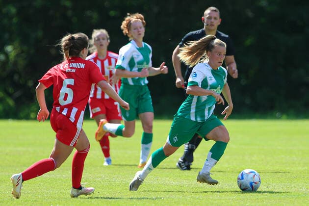 v.li.: Lena Bucher (1. FC Union Berlin, 6) und Ricarda Walkling (SV Werder Bremen, 13) im Zweikampf, Duell, Dynamik, Aktion, Action, Spielszene, 21.08.2022, Elsdorf (Deutschland), Fussball, Testspiel Frauen, 1. FC Union Berlin - SV Werder Bremen