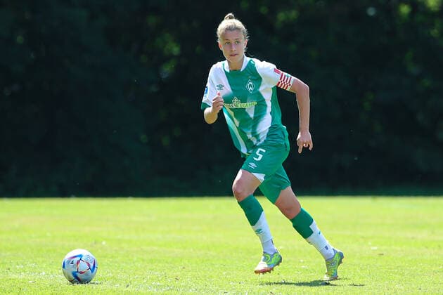 Michelle Ulbrich (SV Werder Bremen, 5) am Ball, Freisteller, Einzelbild, Ganzkörper, Aktion, Action, Spielszene, 21.08.2022, Elsdorf (Deutschland), Fussball, Testspiel Frauen, 1. FC Union Berlin - SV Werder Bremen