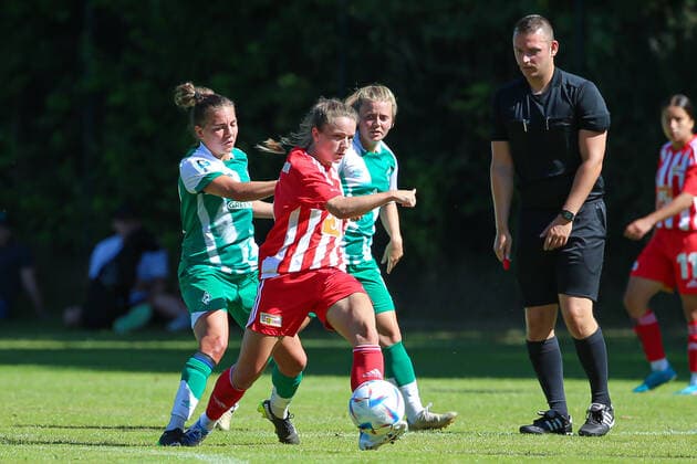 v.li.: Rieke Dieckmann (SV Werder Bremen, 22), Lisa Heiseler (1. FC Union Berlin, 7) und Rieke Dieckmann (SV Werder Bremen, 22) im Zweikampf, Duell, Dynamik, Aktion, Action, Spielszene, 21.08.2022, Elsdorf (Deutschland), Fussball, Testspiel Frauen, 1. FC Union Berlin - SV Werder Bremen