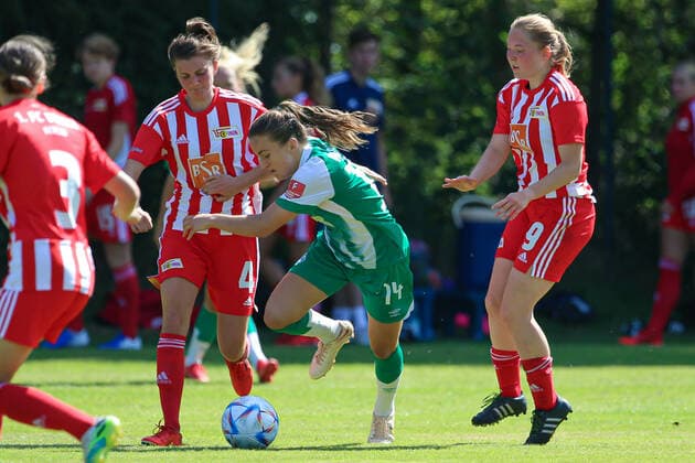 v.li.: Marie Becker (1. FC Union Berlin, 4), Michaela Brandenburg (SV Werder Bremen, 14) und Pauline Wimmer (1. FC Union Berlin, 19) im Zweikampf, Duell, Dynamik, Aktion, Action, Spielszene, 21.08.2022, Elsdorf (Deutschland), Fussball, Testspiel Frauen, 1. FC Union Berlin - SV Werder Bremen