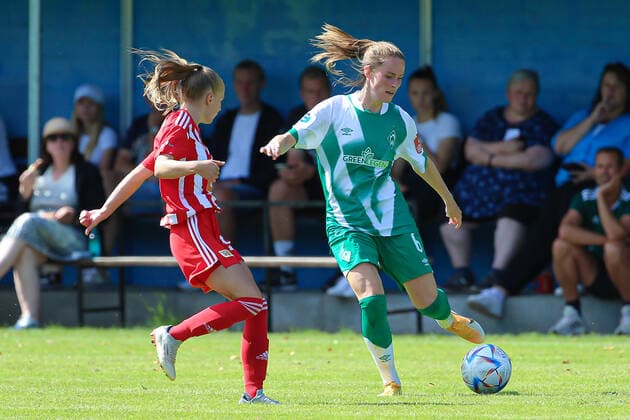 v.li.: Megan Reichenbach (1. FC Union Berlin, 13) und Reena Wichmann (SV Werder Bremen, 6) im Zweikampf, Duell, Dynamik, Aktion, Action, Spielszene, 21.08.2022, Elsdorf (Deutschland), Fussball, Testspiel Frauen, 1. FC Union Berlin - SV Werder Bremen