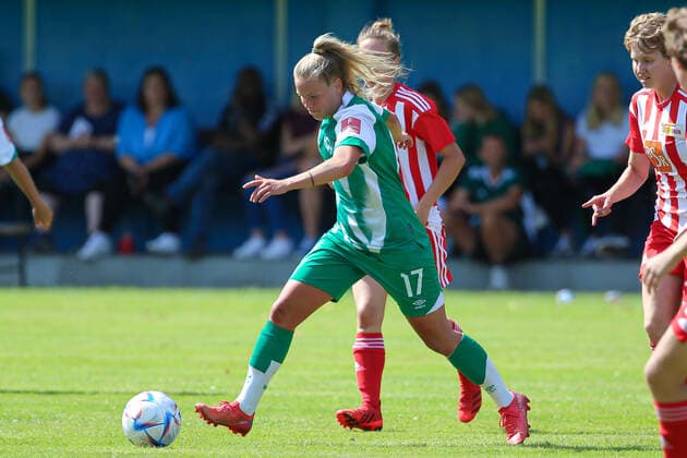 Margarita Gidion (SV Werder Bremen, 17) am Ball, Einzelbild, Ganzkörper, Aktion, Action, Spielszene, 21.08.2022, Elsdorf (Deutschland), Fussball, Testspiel Frauen, 1. FC Union Berlin - SV Werder Bremen
