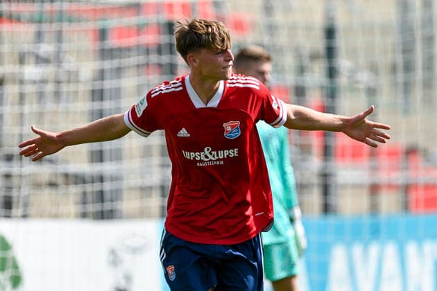 Dominique Girtler (Unterhaching, 9) mit Torjubel, Jubel, Torjubel, Torerfolg, celebrate the goal, goal, celebration, Jubel ueber das Tor zum 2.1 durch Dominique Girtler (Unterhaching, 9), optimistisch, Action, Aktion, 21.08.2022, Unterhaching (Deutschland), Fussball, A-Junioren-Bundesliga Süd Südwest, SpVgg Unterhaching - FC Bayern München, DFB DFL REGULATIONS PROHIBIT ANY USE OF PHOTOGRAPHS AS IMAGE SEQUENCES AND OR QUASI-VIDEO.