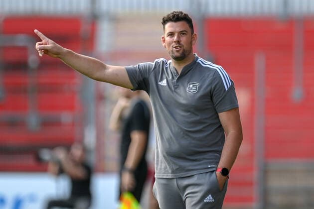Trainer Marc Unterberger (Unterhaching) gibt Anweisungen, gestikuliert, mit den Armen gestikulieren, gives instructions, gesticulate Einzelbild, Aktion, Action, 21.08.2022, Unterhaching (Deutschland), Fussball, A-Junioren-Bundesliga Süd Südwest, SpVgg Unterhaching - FC Bayern München, DFB DFL REGULATIONS PROHIBIT ANY USE OF PHOTOGRAPHS AS IMAGE SEQUENCES AND OR QUASI-VIDEO.