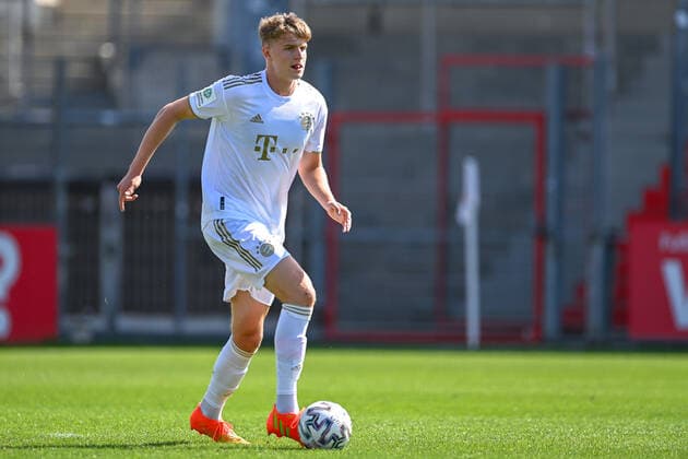 Grayson Dettoni (FCB, 4) am Ball, Freisteller, Einzelbild, Aktion, Action, 21.08.2022, Unterhaching (Deutschland), Fussball, A-Junioren-Bundesliga Süd Südwest, SpVgg Unterhaching - FC Bayern München, DFB DFL REGULATIONS PROHIBIT ANY USE OF PHOTOGRAPHS AS IMAGE SEQUENCES AND OR QUASI-VIDEO.