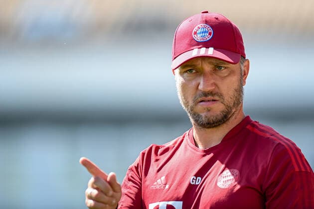 Trainer Danny Galm (FCB) gibt Anweisungen, gestikuliert, mit den Armen gestikulieren, gives instructions, gesticulate Einzelbild, Aktion, Action, 21.08.2022, Unterhaching (Deutschland), Fussball, A-Junioren-Bundesliga Süd Südwest, SpVgg Unterhaching - FC Bayern München, DFB DFL REGULATIONS PROHIBIT ANY USE OF PHOTOGRAPHS AS IMAGE SEQUENCES AND OR QUASI-VIDEO.