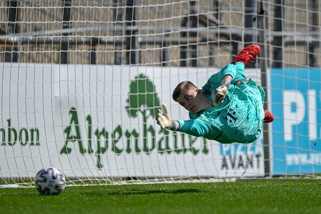 Bejnamin Ballas (Torwart, FCB, 1) kann den Foulelfmeter von Aaron Keller (Unterhaching, 10) (nicht im Bild, not pictured) nicht halten, Freisteller, Einzelbild, Aktion, Action, 21.08.2022, Unterhaching (Deutschland), Fussball, A-Junioren-Bundesliga Süd Südwest, SpVgg Unterhaching - FC Bayern München, DFB DFL REGULATIONS PROHIBIT ANY USE OF PHOTOGRAPHS AS IMAGE SEQUENCES AND OR QUASI-VIDEO.