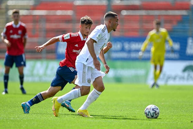 v.li.: Florian Markert (Unterhaching, 6) Arjon Ibrahimovic (FCB, 10) im Zweikampf, Duell, duel, tackle, Dynamik, Action, Aktion, 21.08.2022, Unterhaching (Deutschland), Fussball, A-Junioren-Bundesliga Süd Südwest, SpVgg Unterhaching - FC Bayern München, DFB DFL REGULATIONS PROHIBIT ANY USE OF PHOTOGRAPHS AS IMAGE SEQUENCES AND OR QUASI-VIDEO.