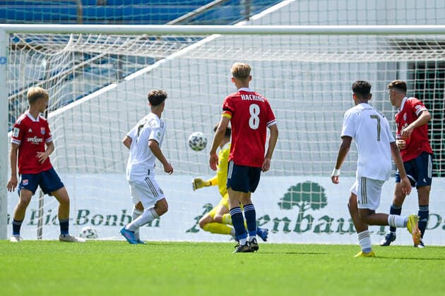 Kaan Bengi (FCB, 5) erzielt das Tor zum 1:1, 21.08.2022, Unterhaching (Deutschland), Fussball, A-Junioren-Bundesliga Süd Südwest, SpVgg Unterhaching - FC Bayern München, DFB DFL REGULATIONS PROHIBIT ANY USE OF PHOTOGRAPHS AS IMAGE SEQUENCES AND OR QUASI-VIDEO.