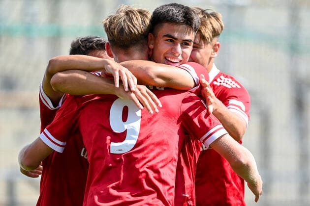v.li.: Dominique Girtler (Unterhaching, 9) Aaron Keller (Unterhaching, 10) mit Torjubel, Jubel, Torjubel, Torerfolg, celebrate the goal, goal, celebration, Jubel ueber das Tor zum 2.1 durch Dominique Girtler (Unterhaching, 9), optimistisch, Action, Aktion, 21.08.2022, Unterhaching (Deutschland), Fussball, A-Junioren-Bundesliga Süd Südwest, SpVgg Unterhaching - FC Bayern München, DFB DFL REGULATIONS PROHIBIT ANY USE OF PHOTOGRAPHS AS IMAGE SEQUENCES AND OR QUASI-VIDEO.