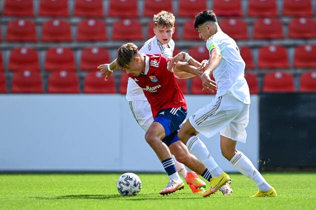 v.li.: Leo Gabelunke (Unterhaching, 17) Grayson Dettoni (FCB, 4) Aleksandar Pavlovic (FCB, 6) im Zweikampf, Duell, duel, tackle, Dynamik, Action, Aktion, 21.08.2022, Unterhaching (Deutschland), Fussball, A-Junioren-Bundesliga Süd Südwest, SpVgg Unterhaching - FC Bayern München, DFB DFL REGULATIONS PROHIBIT ANY USE OF PHOTOGRAPHS AS IMAGE SEQUENCES AND OR QUASI-VIDEO.