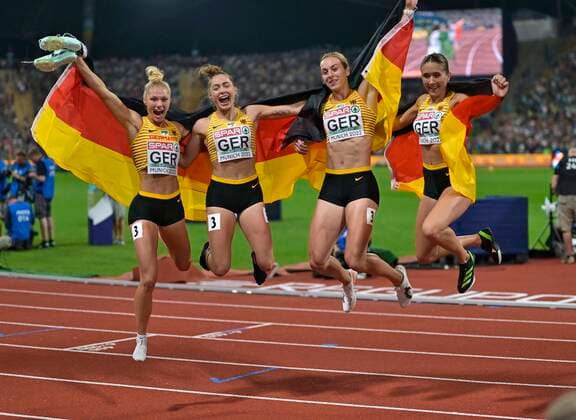 Bilder des Jahres 2022, Sport 08 August Sport Themen der Woche KW33 21.08.2022, European Championchips München 2022, 100 Meter Staffel der Frauen, Die Frauen freuen sich über die goldene Medaille v.l. Lisa Mayer, Gina Lückenkemper, Alexandra Burghard und Rebekka Haase (alle GER) *** 21 08 2022, European Championchips Munich 2022, womens 100 meter relay, The women are happy about the golden medal f l Lisa Mayer, Gina Lückenkemper, Alexandra Burghard and Rebekka Haase all GER