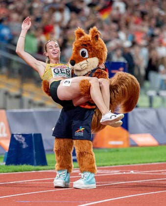 Sport Themen der Woche KW33 Sport Bilder des Tages BURGHARDT Alexandra (GER) celebrates with mascot Gfreidi the victory and the win of the gold medal, Womens 4x100M Relay Final (4 x 100 Meter Staffel Frauen). GER, Athletics (Leichtathletik), European Championships Munich 2022, 20.08.2022. Photo: EIBNER Heike Feiner GER, Athletics (Leichtathletik), European Championships Munich 2022, 20.08.2022. Munich *** BURGHARDT Alexandra GER celebrates with mascot Gfreidi the victory and the win of the gold medal, Womens 4x100M Relay Final 4 x 100 Meter Relay Women GER, Athletics Leichtathletik , European Championships Munich 2022, 20 08 2022 Photo EIBNER Heike Feiner GER, Athletics Leichtathletik , European Championships Munich 2022, 20 08 2022 Munich Copyright: xEibnerxPressefotox xHeikexFeinerx EP_HFR