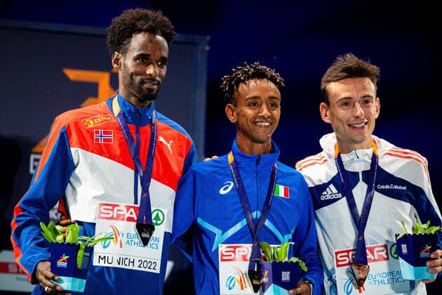 Bilder des Jahres 2022, Sport 08 August Sport Themen der Woche KW33 Sport Bilder des Tages 220821 Zerei Kbrom Mezngi of Norway, Yemaneberhan Crippa of Italy and Yann Schrub of France at the medal ceremony for men?s 10000 meter final during day 11 of the European Championships on August 21, 2022 in Munich. Photo: Vegard Grott BILDBYRAN kod VG VG0339 friidrott athletics friidrett europamästerskap em em 2022 european championships munich 2022 munchen-em day 11 bbeng norge italia frankrike *** 220821 Zerei Kbrom Mezngi of Norway, Yemaneberhan Crippa of Italy and Yann Schrub of France at the medal ceremony for men?s 10000 meter final during day 11 of the European Championships on August 21, 2022 in Munich Photo Vegard Grott BILDBYRAN code VG VG0339 athletics athletics athletics european championship em em 2022 european championships munich 2022 munchen em day 11 bbeng norge italia france,  Copyright: VEGARDxGRoTT BB220821VG076