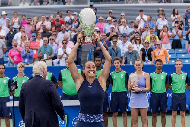 August 21, 2022, Mason, Ohio, USA: Caroline Garcia (FRA) holds up the Rookwood Trophy for winning the championship of the Western and Southern Open at the Lindner Family Tennis Center, Mason, Oh. Mason USA - ZUMAs304 20220821_zaf_s304_048 Copyright: xScottxStuartx
