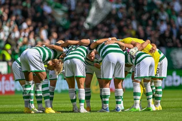 Celtic v Heart of Midlothian Cinch Scottish Premiership 21 08 2022. The Celtic huddle before the Cinch Scottish Premiership match between Celtic and Heart of Midlothian at Celtic Park, Glasgow, Scotland on 21 August 2022. Editorial use only , Copyright: xMalcolmxMackenziex PSI-15769-0098
