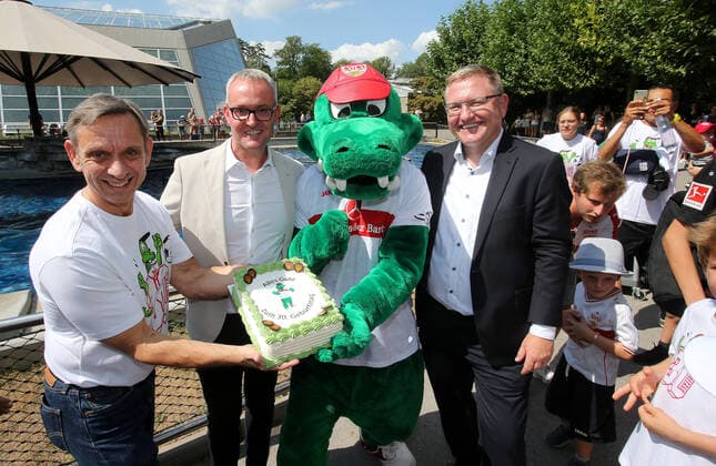 Bilder des Jahres 2022, Sport 08 August Sport Themen der Woche KW34 Sport Bilder des Tages BAU 22.08.2022 Stuttgart Fußball VfB Stuttgart Fritzles 30. Geburtstag, v.l. Dr. Thomas Kölpin (Direktor Wilhelma), VfB-Vorstandsvorsitzender Alexander Wehrle , Maskottchen Fritzle, Sven Busch (Geschäftsführer AOK Stuttgart-Böblingen) *** BAU 22 08 2022 Stuttgart Football VfB Stuttgart Fritzles 30 Birthday, f l Dr Thomas Kölpin Director Wilhelma , VfB Chairman Alexander Wehrle , Mascot Fritzle, Sven Busch Managing Director AOK Stuttgart Böblingen